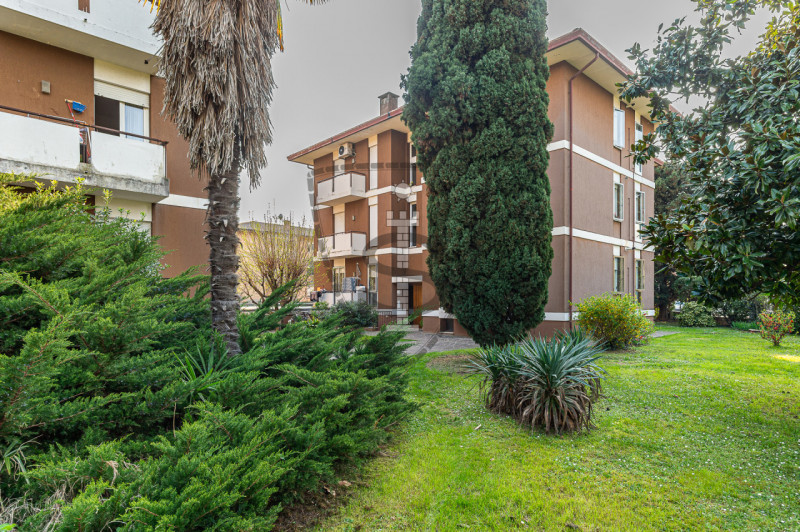 In zona residenziale nel quartiere Rondò Brenta a Bassano del Grappa, proponiamo in vendita un ap...