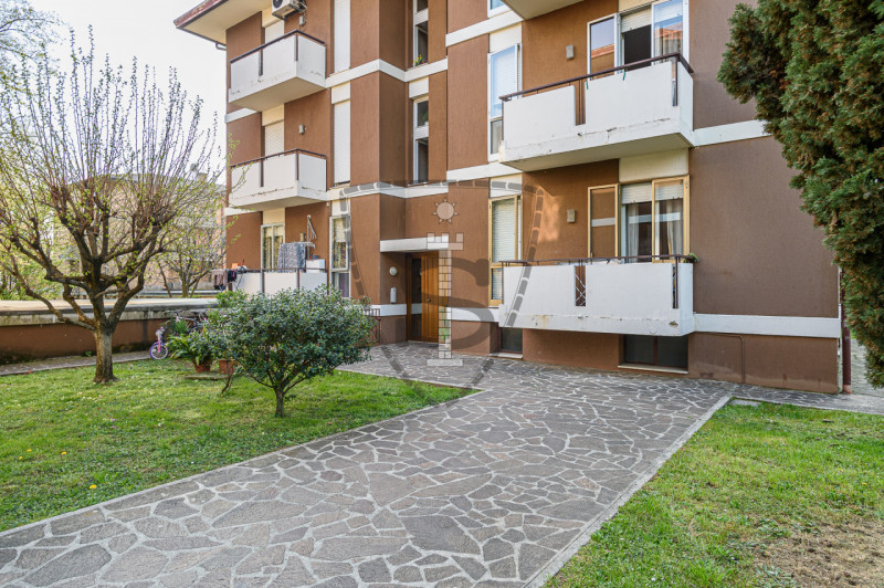 In zona residenziale nel quartiere Rondò Brenta a Bassano del Grappa, proponiamo in vendita un ap...