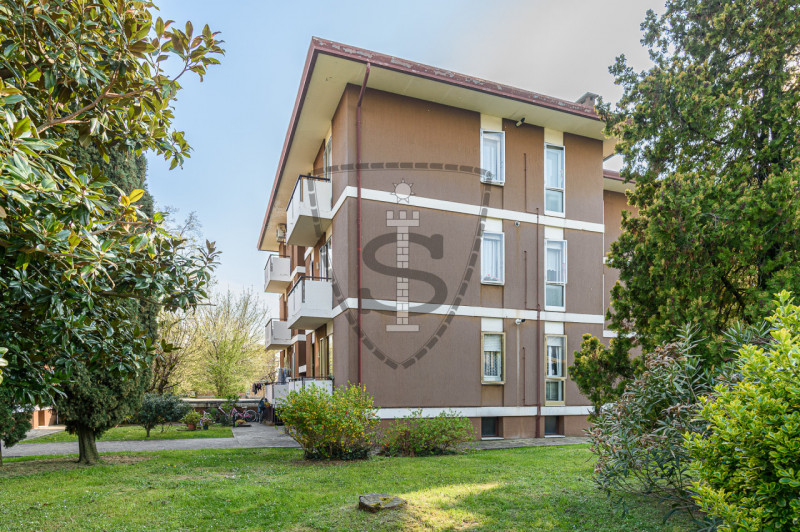 In zona residenziale nel quartiere Rondò Brenta a Bassano del Grappa, proponiamo in vendita un ap...