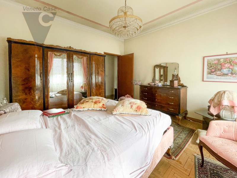 OLTREBRENTA - APPARTAMENTO 2 CAMERE
Proponiamo in vendita in zona servita appartamento trilocale ...