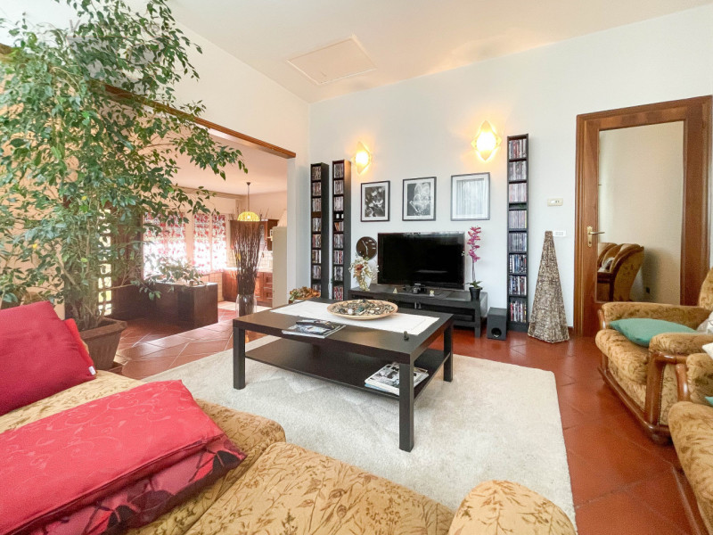 OLTREBRENTA - APPARTAMENTO 3 CAMERE
Proponiamo in vendita in zona servita appartamento trilocale ...