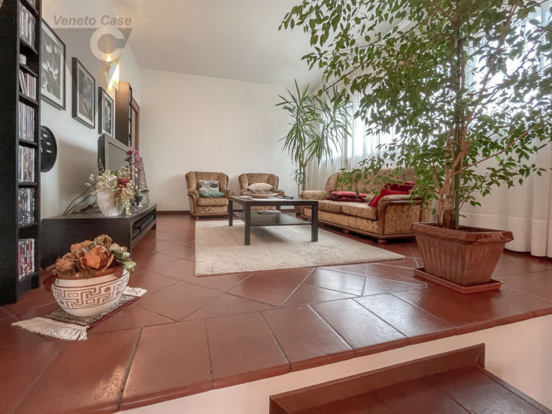 OLTREBRENTA - APPARTAMENTO 3 CAMERE
Proponiamo in vendita in zona servita appartamento trilocale ...