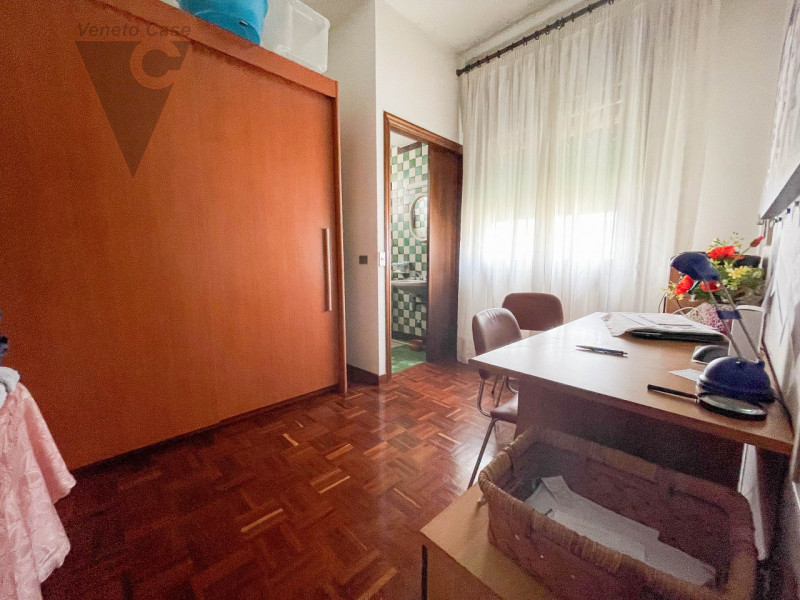 OLTREBRENTA - APPARTAMENTO 3 CAMERE
Proponiamo in vendita in zona servita appartamento trilocale ...