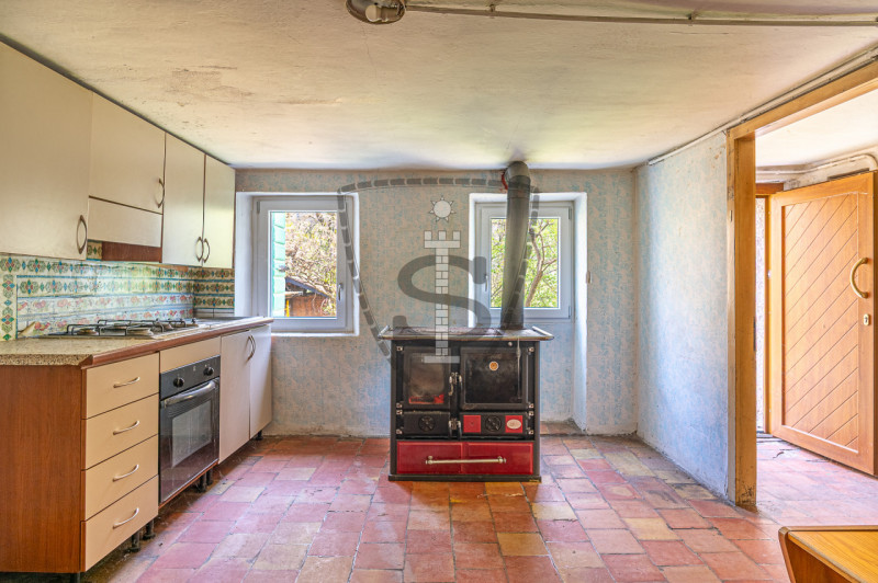 Nella tranquilla zona di montagna di Collicello a Valbrenta, proponiamo in vendita una spaziosa c...