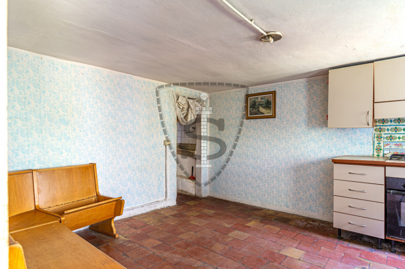 Nella tranquilla zona di montagna di Collicello a Valbrenta, proponiamo in vendita una spaziosa c...