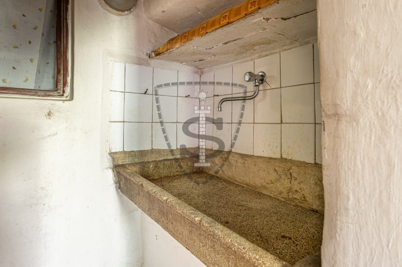 Nella tranquilla zona di montagna di Collicello a Valbrenta, proponiamo in vendita una spaziosa c...