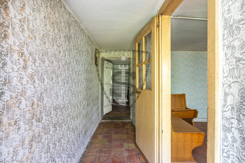 Nella tranquilla zona di montagna di Collicello a Valbrenta, proponiamo in vendita una spaziosa c...