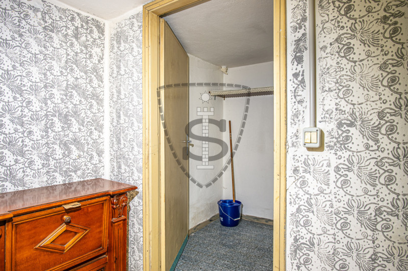 Nella tranquilla zona di montagna di Collicello a Valbrenta, proponiamo in vendita una spaziosa c...