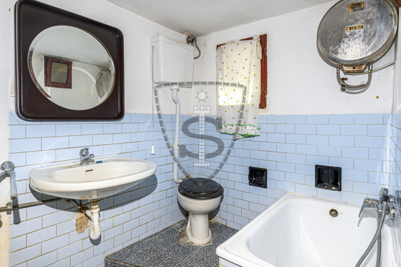 Nella tranquilla zona di montagna di Collicello a Valbrenta, proponiamo in vendita una spaziosa c...