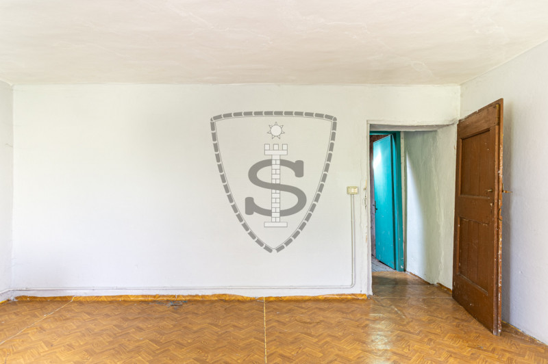 Nella tranquilla zona di montagna di Collicello a Valbrenta, proponiamo in vendita una spaziosa c...