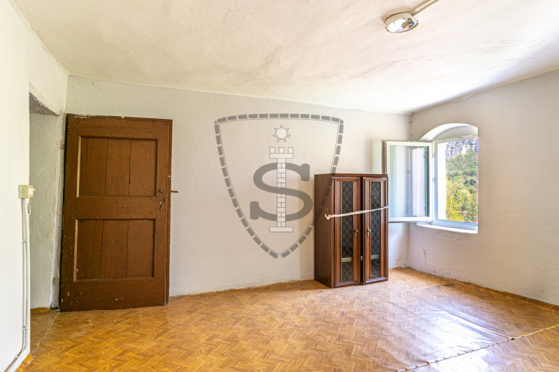 Nella tranquilla zona di montagna di Collicello a Valbrenta, proponiamo in vendita una spaziosa c...