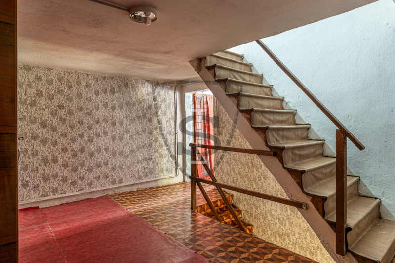 Nella tranquilla zona di montagna di Collicello a Valbrenta, proponiamo in vendita una spaziosa c...