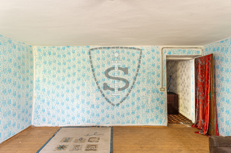 Nella tranquilla zona di montagna di Collicello a Valbrenta, proponiamo in vendita una spaziosa c...