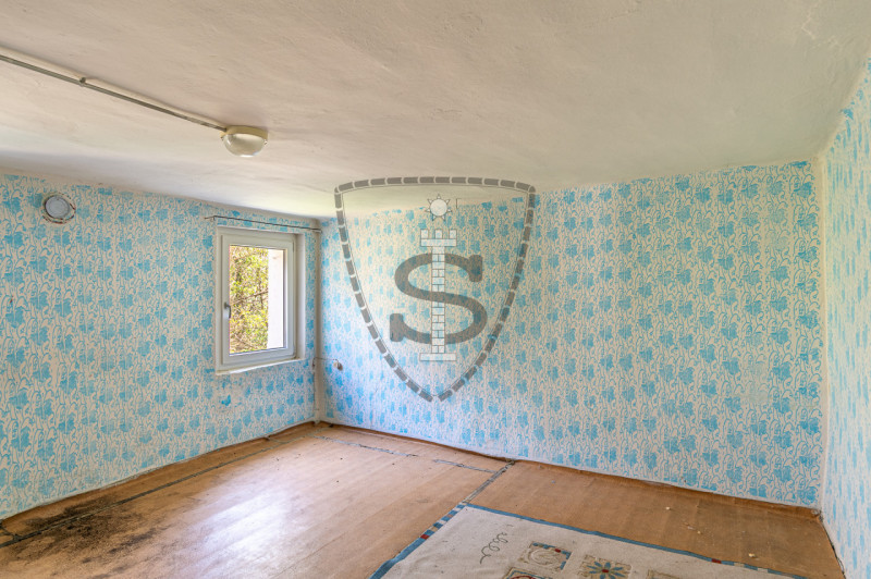 Nella tranquilla zona di montagna di Collicello a Valbrenta, proponiamo in vendita una spaziosa c...