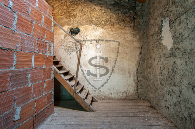 Nella tranquilla zona di montagna di Collicello a Valbrenta, proponiamo in vendita una spaziosa c...