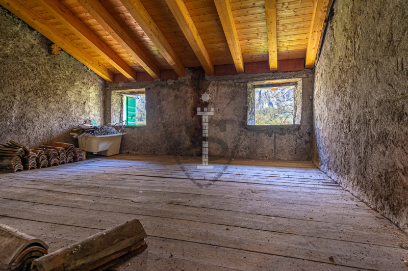 Nella tranquilla zona di montagna di Collicello a Valbrenta, proponiamo in vendita una spaziosa c...