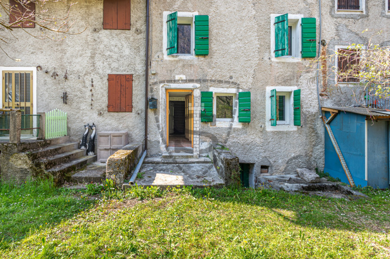 Nella tranquilla zona di montagna di Collicello a Valbrenta, proponiamo in vendita una spaziosa c...