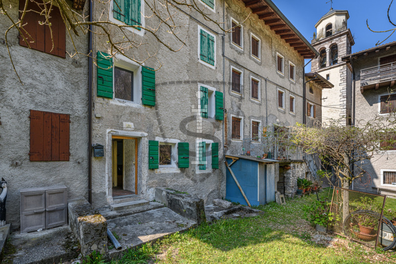 Nella tranquilla zona di montagna di Collicello a Valbrenta, proponiamo in vendita una spaziosa c...