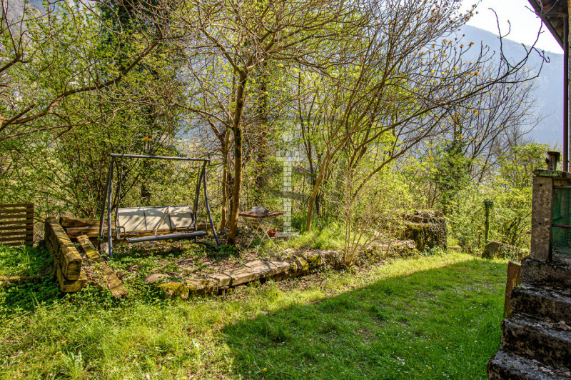 Nella tranquilla zona di montagna di Collicello a Valbrenta, proponiamo in vendita una spaziosa c...