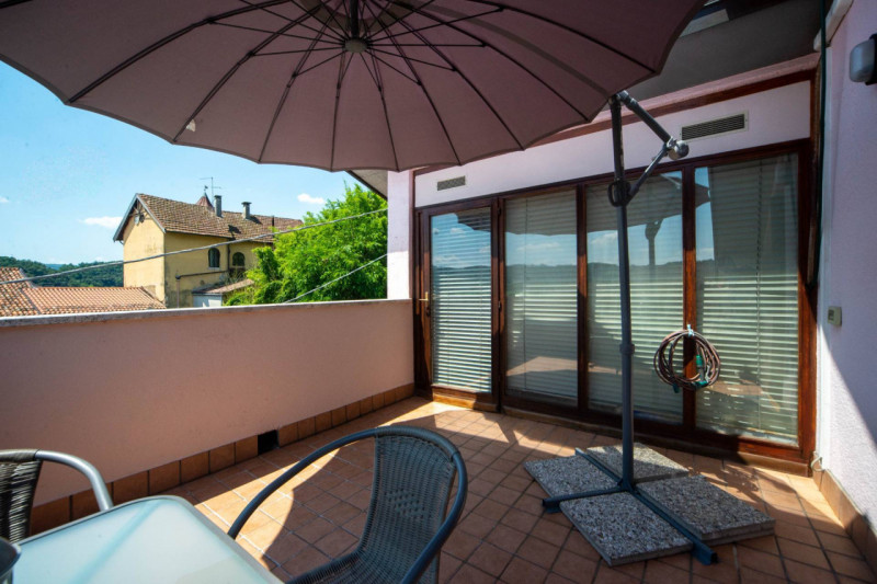 Proponiamo in vendita un grazioso appartamento bicamere situato al secondo e ultimo piano di un c...