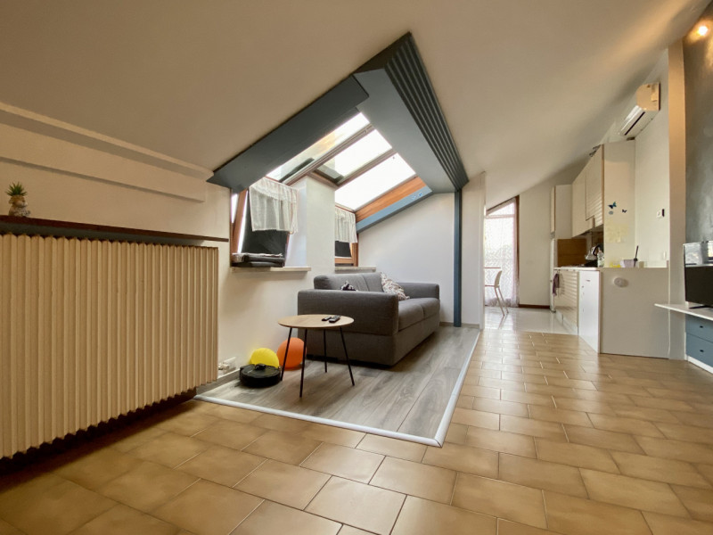 Proponiamo in vendita un grazioso appartamento bicamere situato al secondo e ultimo piano di un c...