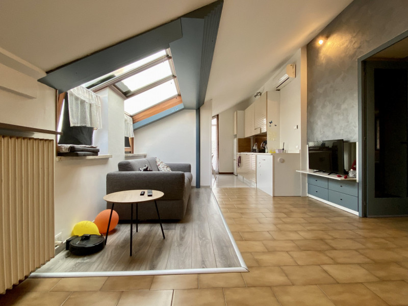 Proponiamo in vendita un grazioso appartamento bicamere situato al secondo e ultimo piano di un c...