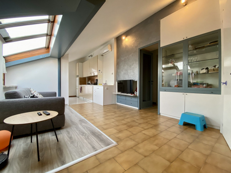 Proponiamo in vendita un grazioso appartamento bicamere situato al secondo e ultimo piano di un c...