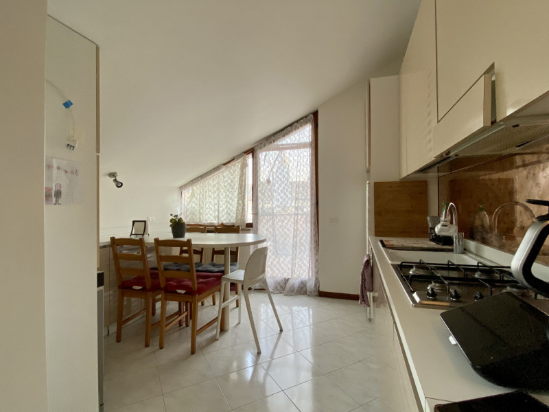 Proponiamo in vendita un grazioso appartamento bicamere situato al secondo e ultimo piano di un c...