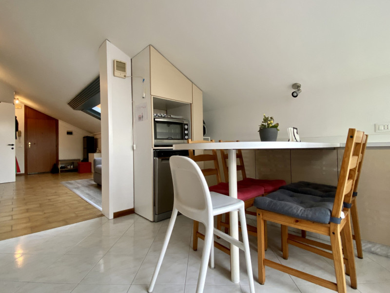 Proponiamo in vendita un grazioso appartamento bicamere situato al secondo e ultimo piano di un c...