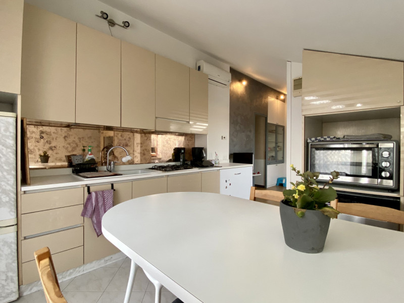 Proponiamo in vendita un grazioso appartamento bicamere situato al secondo e ultimo piano di un c...