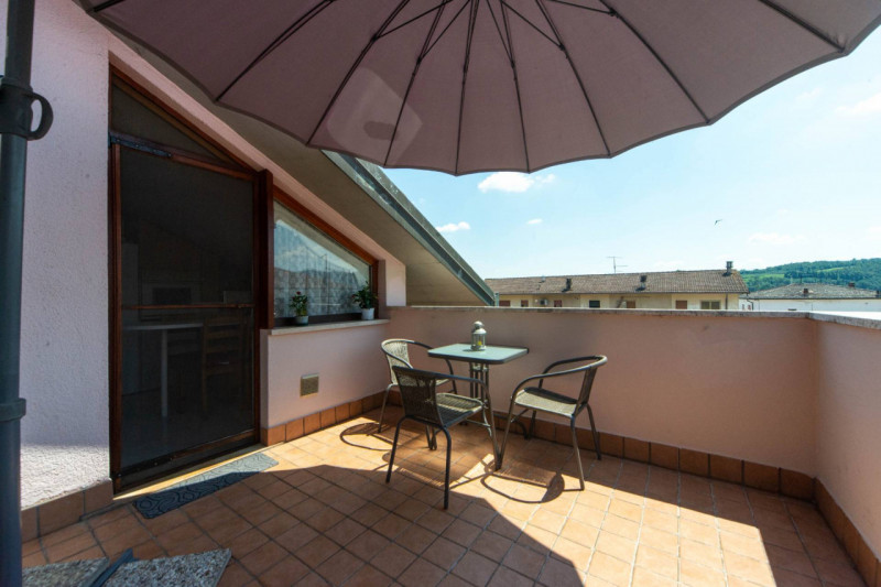 Proponiamo in vendita un grazioso appartamento bicamere situato al secondo e ultimo piano di un c...