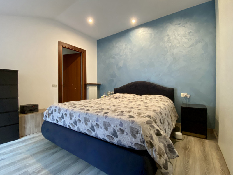 Proponiamo in vendita un grazioso appartamento bicamere situato al secondo e ultimo piano di un c...