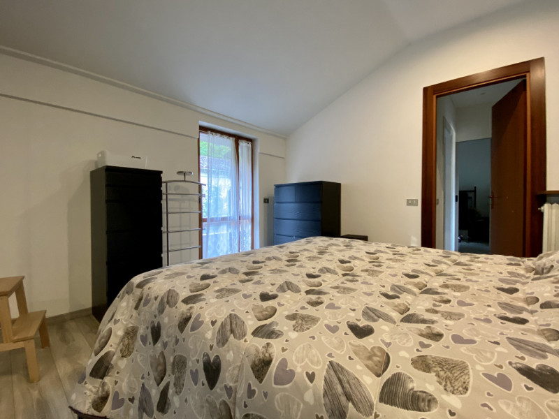 Proponiamo in vendita un grazioso appartamento bicamere situato al secondo e ultimo piano di un c...