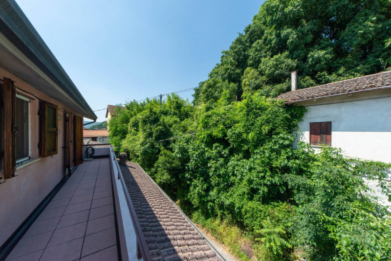 Proponiamo in vendita un grazioso appartamento bicamere situato al secondo e ultimo piano di un c...