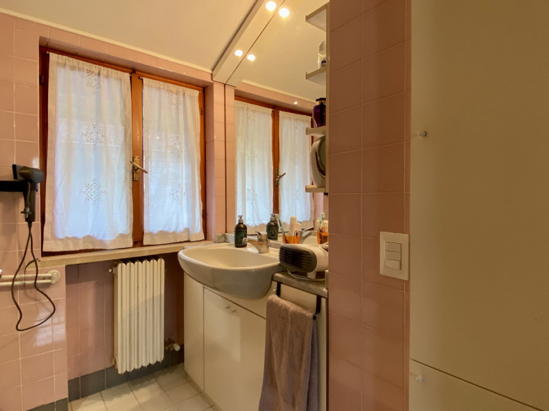 Proponiamo in vendita un grazioso appartamento bicamere situato al secondo e ultimo piano di un c...