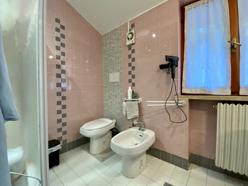 Proponiamo in vendita un grazioso appartamento bicamere situato al secondo e ultimo piano di un c...