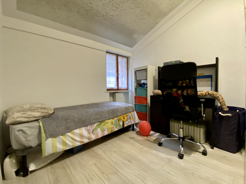 Proponiamo in vendita un grazioso appartamento bicamere situato al secondo e ultimo piano di un c...