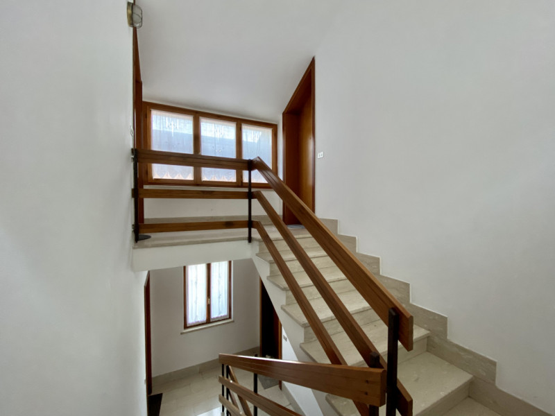 Proponiamo in vendita un grazioso appartamento bicamere situato al secondo e ultimo piano di un c...