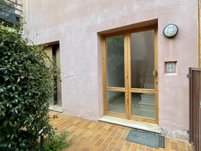 Proponiamo in vendita un grazioso appartamento bicamere situato al secondo e ultimo piano di un c...