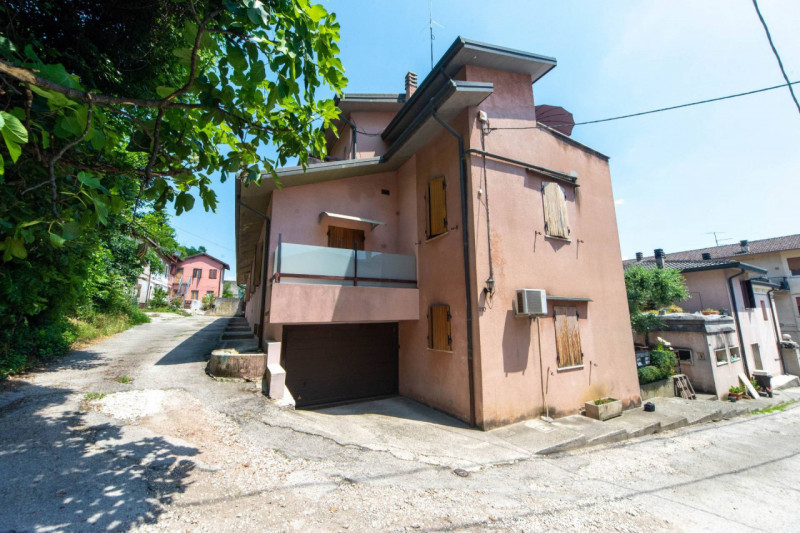 Proponiamo in vendita un grazioso appartamento bicamere situato al secondo e ultimo piano di un c...