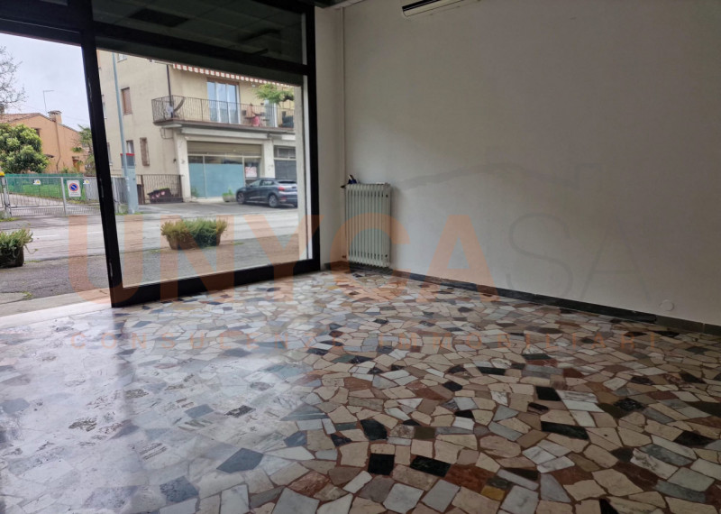 Proponiamo in locazione negozio di circa 50 mq, suddiviso in due ambienti da 25 mq ciascuno, idea...