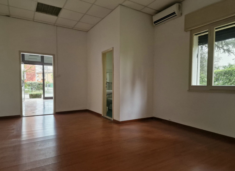 Proponiamo in locazione negozio di circa 50 mq, suddiviso in due ambienti da 25 mq ciascuno, idea...