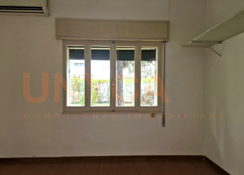 Proponiamo in locazione negozio di circa 50 mq, suddiviso in due ambienti da 25 mq ciascuno, idea...