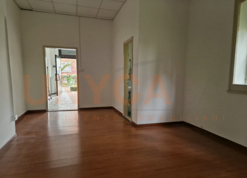 Proponiamo in locazione negozio di circa 50 mq, suddiviso in due ambienti da 25 mq ciascuno, idea...