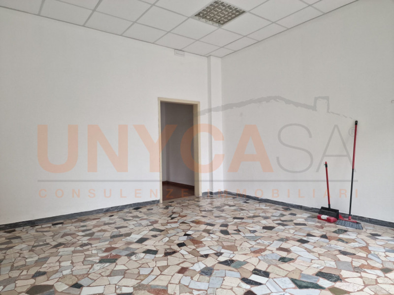 Proponiamo in locazione negozio di circa 50 mq, suddiviso in due ambienti da 25 mq ciascuno, idea...