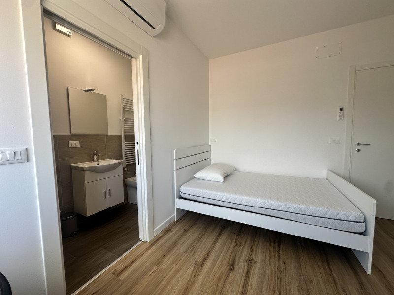 Camera con bagno, per una persona, per lavoratori / studenti. A 200 metri dagli ospedali, in via ...