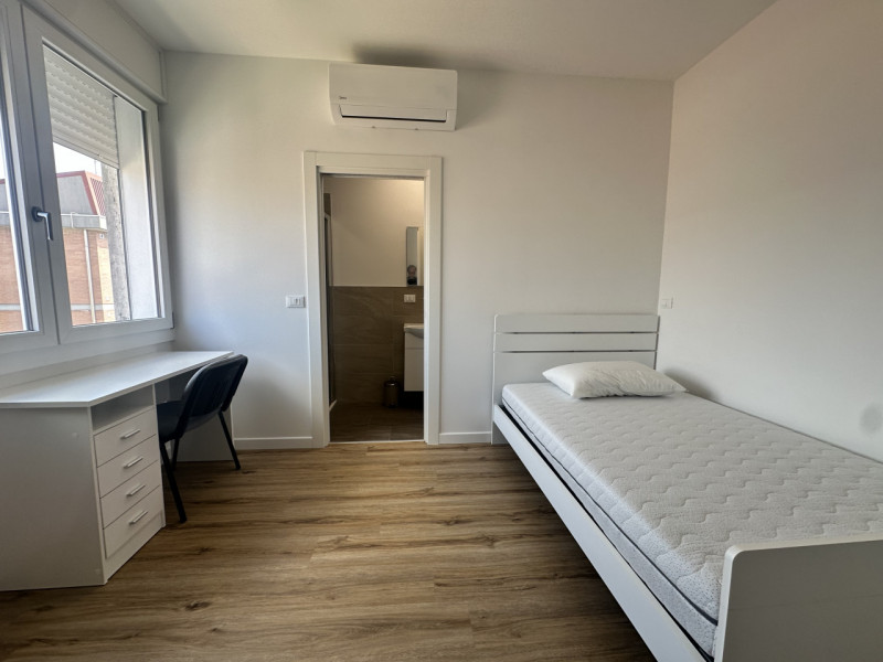 Camera con bagno, per una persona, per lavoratori / studenti. A 200 metri dagli ospedali, in via ...