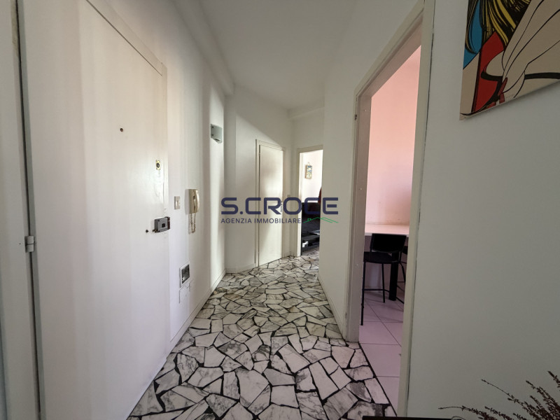 Proponiamo in vendita un appartamento trilocale inserito in un contesto condominiale di sole nove...