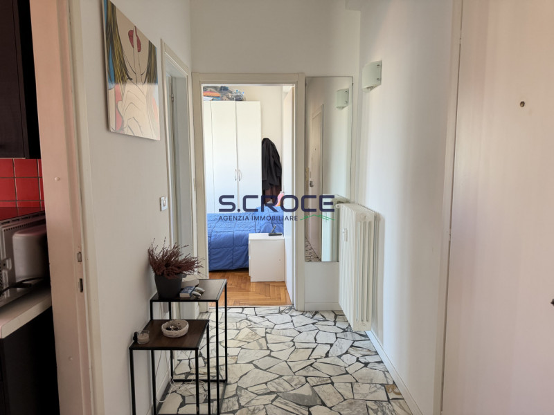 Proponiamo in vendita un appartamento trilocale inserito in un contesto condominiale di sole nove...