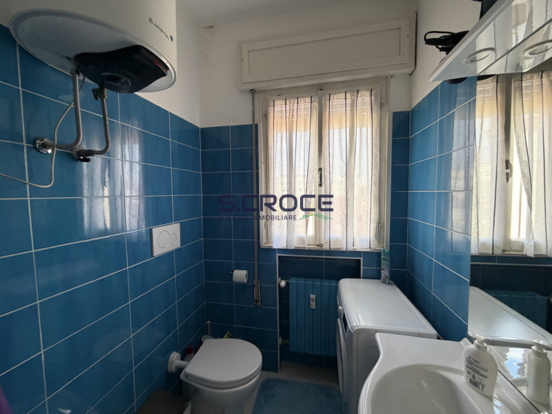 Proponiamo in vendita un appartamento trilocale inserito in un contesto condominiale di sole nove...